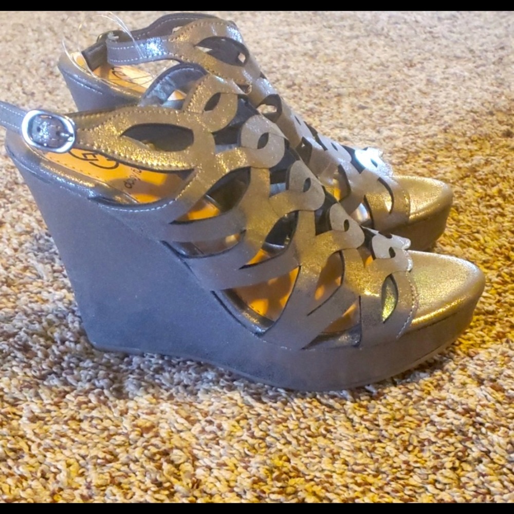 Daisy Fuentes silver wedge sandals. Size 6.